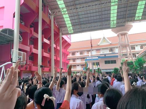 조회 시간에 세 손가락 경례를 하는 태국 고교생들 [@aorwiki 트위터 캡처. 재판매 및 DB 금지] [2020.08.18 송고]