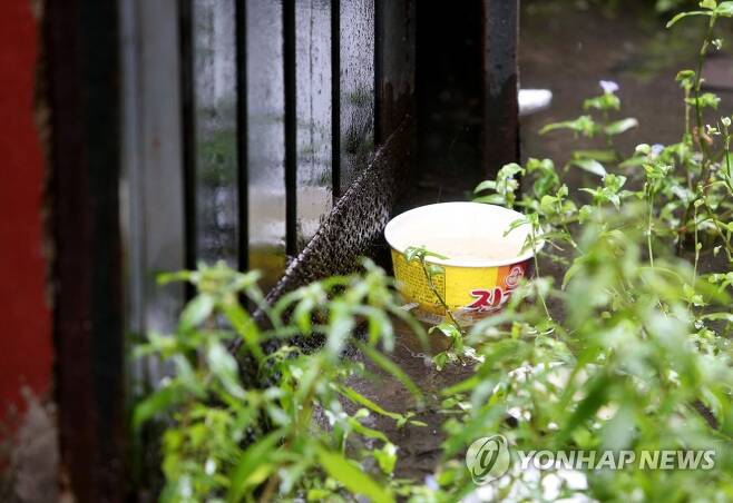 화재 현장 인근에서 발견된 컵라면 용기 [연합뉴스 자료사진]