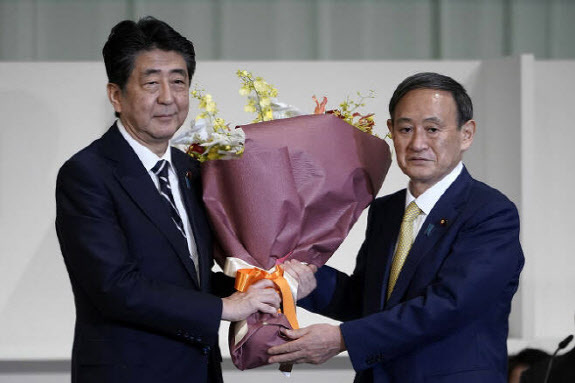 스가 요시히데 일본 총리와 아베 신조 전 총리. [사진=AFP]