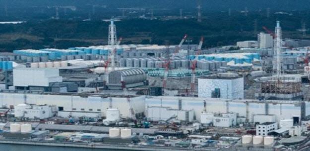 후쿠시마 제1원전의 고준위 오염수를 담은 파란색 원통형 물탱크가 보인다. 탱크의 용량은 2022년 여름께 한계에 도달할 것으로 전망됐다. 그린피스 제공