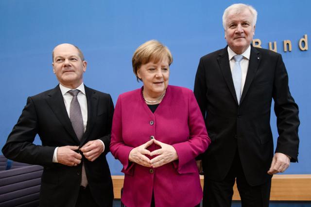 2018년 3월 12일(현지시간), 독일 베를린에서 당시 사회민주당 대표였던 올라프 숄츠(왼쪽 첫번째) 재무장관이 앙겔라 메르켈 독일 총리(가운데)와, 호르스트 제호퍼 당시 기독사회당 대표와 기자회견을 하고 있다. EPA 연합뉴스