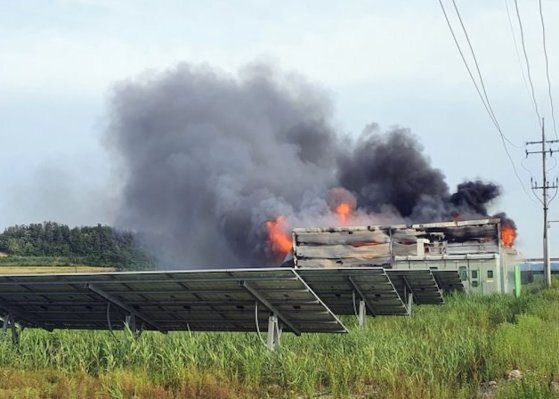 지난 5월 27일 전남 해남군 황산면 태양광 발전소 ESS 시설에서 화재가 발생하고 있다. 해남소방서
