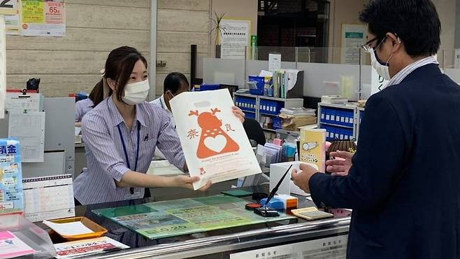 일본 나라현 정부와 나라공원, 전문업체가 함께 개발한 ‘사슴 친화적 종이봉투’