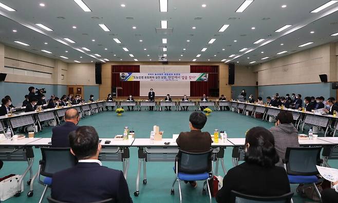21일 오후 ‘농산어촌 유토피아’ 토론회가 열린 경북 의성군 국민체육센터 대강당에서 김주수 의성군수가 지역재생 전략에 대해 설명하고 있다. 의성군 제공