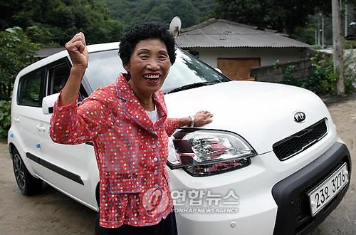 960번 도전 끝에 운전면허 딴 차사순 할머니. 2011년 모습. [연합뉴스 자료사진]
