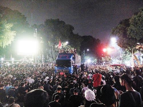 밤늦은 시간에도 총리실 밖에서 계속된 반정부 집회. 2020.10.14  [방콕=김남권 특파원]