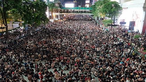 방콕 중심가 랏차쁘라송 네거리 도로를 완전히 점령한 반정부 집회 참석자들이 연사의 발언을 듣고 있다. 2020.10.15  [방콕=김남권 특파원]