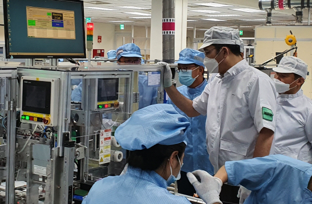 이재용 삼성전자 부회장이 지난 20~21일 베트남 하노이 인근에 위치한 삼성 복합단지를 찾아 스마트폰 생산공장을 점검하고 있다. /사진제공=삼성전자