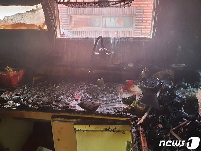 인천시 미추홀구의 한 빌라 건물 2층 사고 현장/뉴스1 © News1 박아론 기자