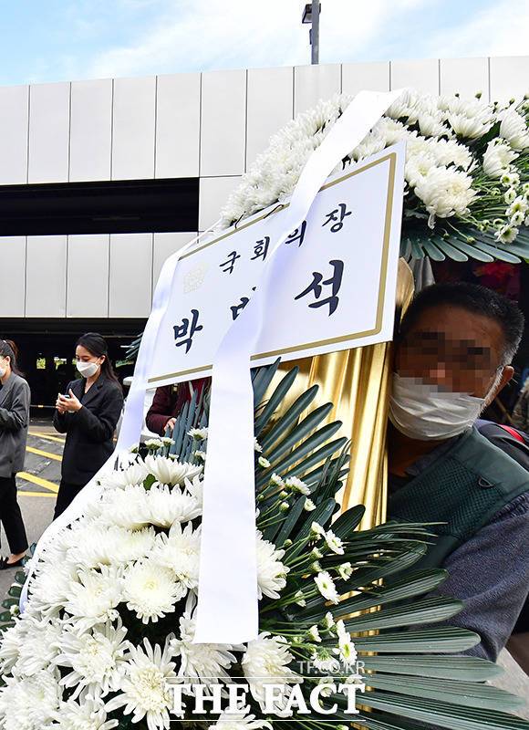 빈소로 이동하는 박병석 국회의장이 보낸 근조화환