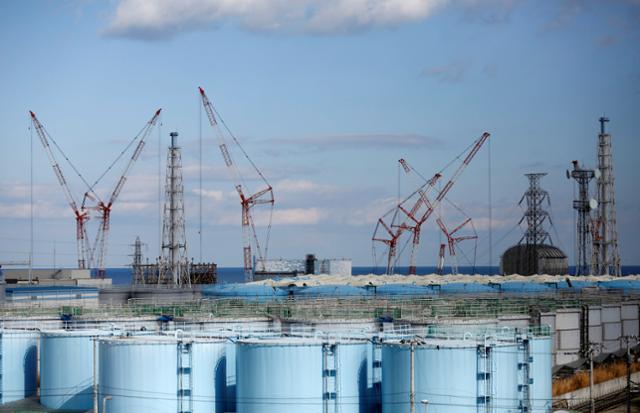 일본 후쿠시마 제1 원자력발전소 부지에 늘어서 있는 오염수를 보관하고 있는 저장탱크들. 후쿠시마=로이터 연합뉴스