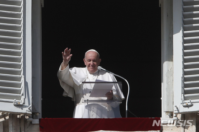 [바티칸시티=AP/뉴시스] 25일 프란시스코 교황이 25일 성베드로 광장을 향해 스튜디오 숙소에서 주일 삼종기도를 마치고 손을 흔들고 있다.