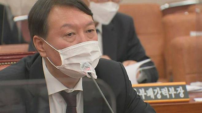 지난 22일 국회 법사위 국정감사에서 답변하는 윤석열 검찰총장
