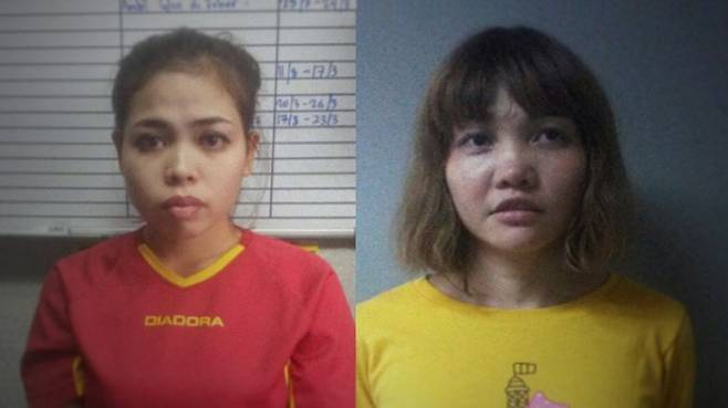 김정남의 얼굴에 신경작용제 성분의 크림을 발라 죽음에 이르게 한 베트남 국적 도안 티 흐엉(왼쪽)과 인도네시아 여성 시티 아이샤. 이들은 사형 언도가 예상됐으나 지난해 4월과 3월 풀려났다.