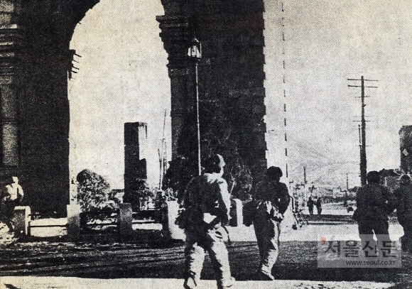 - 6.25전쟁에 개입한 중공군이 1951년 1월 4일 서울을 점령한뒤 독립문부근을 수색하고 있는 장면. 서울신문 DB