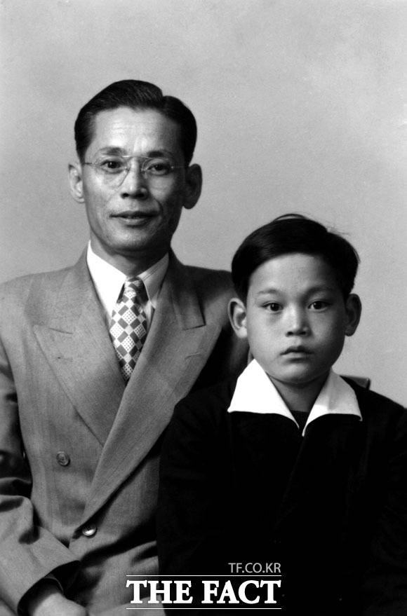 이병철 삼성그룹 창업주와 유년시절의 이건희 회장(오른쪽). /삼성전자 제공