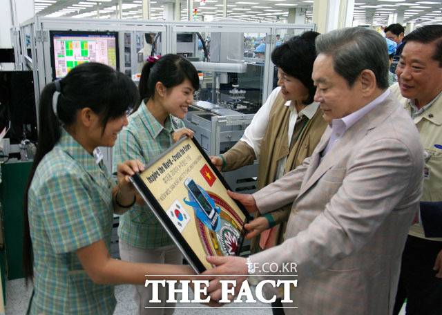 2012년 베트남 사업장 방문해 현장시찰 나선 이건희 회장의 모습. /삼성전자 제공