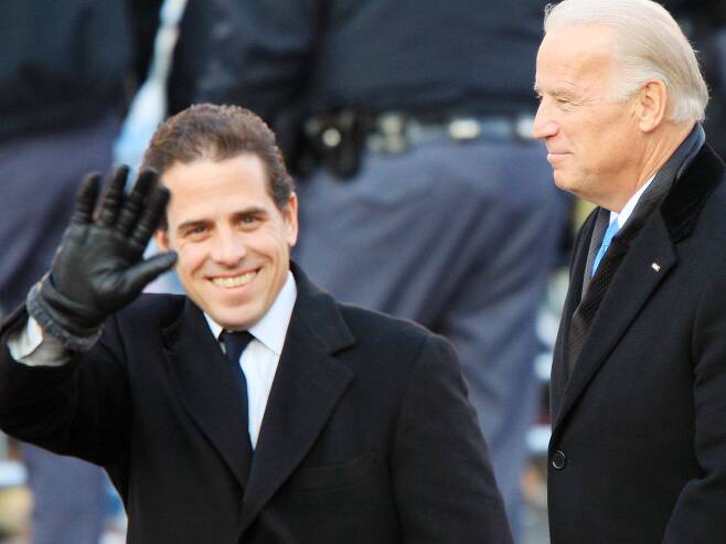 2009년 부통령 취임 때, 아들 헌터와 함께 걸어가는 조 바이든./AFP 연합뉴스
