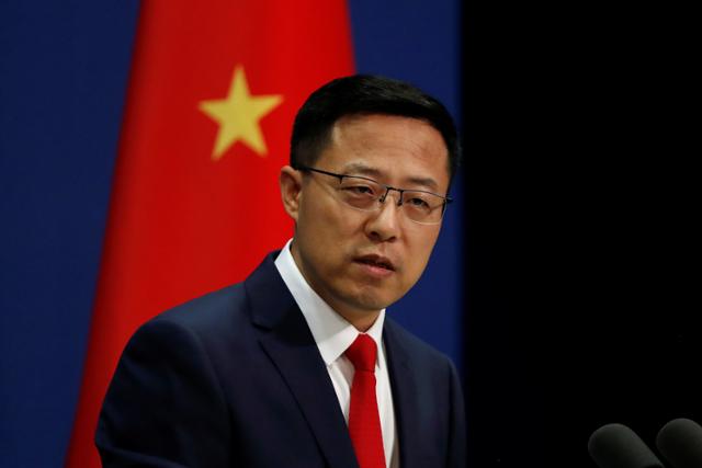 자오리젠 중국 외교부 대변인이 지난달 10일 베이징에서 기자회견을 하고 있다. 베이징=로이터 연합뉴스