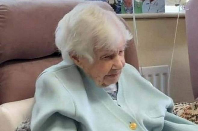 영국 조안 호콰드 할머니 112살로 별세. 페이스북 갈무리.