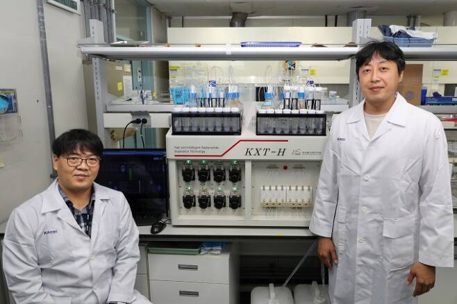 김현철 한국원자력연구원 책임연구원(오른쪽)은 자동핵종분리장치를 이용해 해수에서 방사성물질인 스트론튬90을 재빨리 확인하는 분석법을 개발하는 데 성공했다. 한국원자력연구원 제공