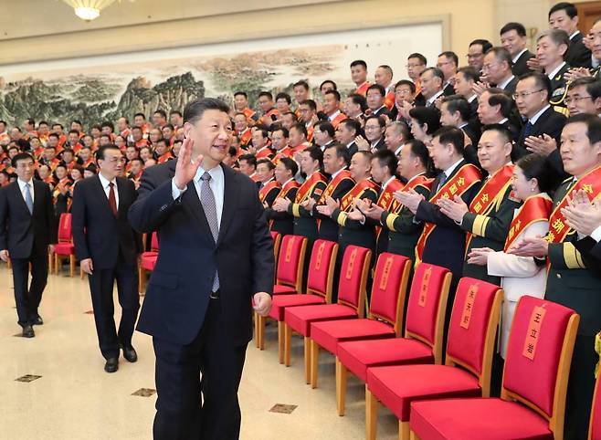 시진핑 중국 국가주석이 20일 중국 베이징에서 군민연대 활성화에 이바지한 공로로 상을 받는 모범단체 및 개인들과 만나 인사를 나누고 있다. /사진=[베이징=신화/뉴시스]