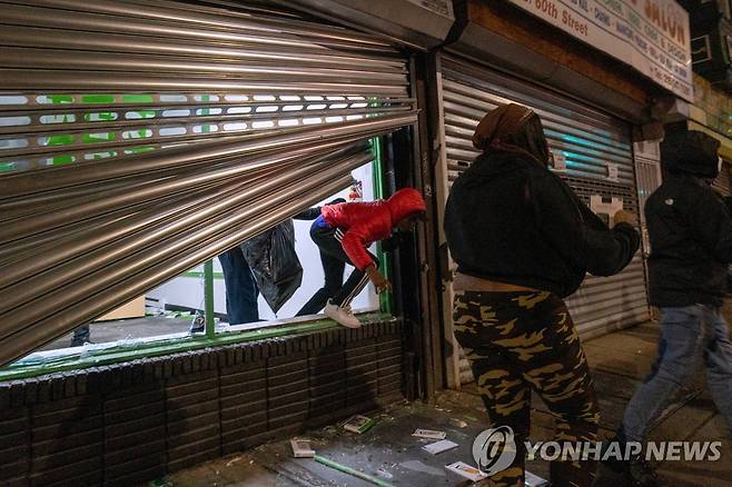 필라델피아 흑인 총격 사망 시위 도중 휴대전화 가게를 약탈한 뒤 도망가는 사람들 [로이터=연합뉴스]