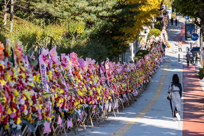 29ÀÏ ¿ÀÀü ¼¿ï ¼Ãʱ¸ ´ë°ËÂûû ¾Õ Àεµ¿¡ À±¼®¿ °ËÂûÃÑÀåÀ» ÀÀ¿øÇÏ´Â ³»¿ëÀÇ ÈȯÀÌ ¼¼¿öÁ® ÀÖ´Ù. ÁøÇý¿ø ºÎºÎÀå°Ë»ç´Â Èȯ Çà·Ä¿¡ ´ëÇØ ¡°(´ë°ËÂûûÀÌ ÀÖ´Â) ¼Ãʵ¿¿¡ ½Å O¼¹æÆÄ ´ë°Ë ³ªÀÌÆ®¶óµµ °³¾÷ÇÑ ÁÙ ¾Ë¾Ò´Ù¡±°í ºñ³Çß´Ù (»çÁø=¿¬ÇÕ´º½º)