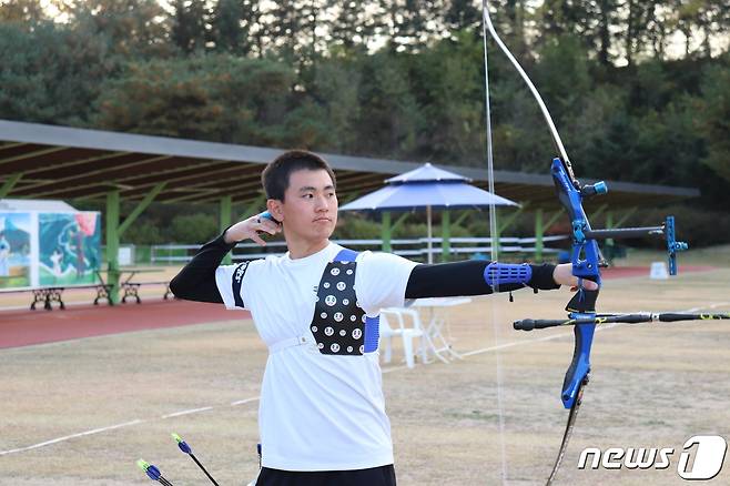 '양궁신동' 김제덕(경북일고 1학년)이 2021년도 양궁 리커브 국가대표 2차 선발전을 1위로 통과했다. (대한양궁협회 제공) © 뉴스1