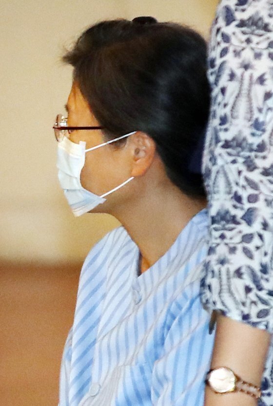 지난해 9월 16일 어깨 부위 수술을 받기 위해 서울성모병원으로 들어서고 있는 박근혜 전 대통령의 모습.[연합뉴스]