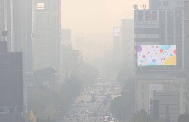 서울 초미세먼지 농도가 ‘나쁨’ 수준이었던 지난 27일 오전 광화문 일대가 뿌옇다./사진=연합뉴스