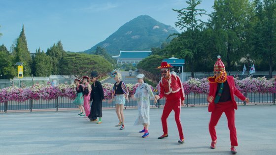 유튜브에서 약 3000만 뷰를 올린 서울 관광 영상. 엄숙한 분위기의 청와대 앞길에서 흥겨운 춤사위를 벌인다. [사진 한국관광공사]
