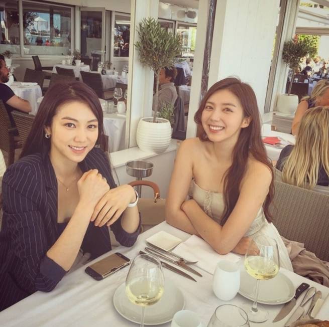 김옥빈과 채서진(오른쪽)