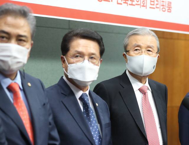 김종인 국민의힘 비상대책위원장(오른쪽)이 29일 전북도의회에서 기자회견을 하기에 앞서 사회자의 설명을 듣고 있다./연합뉴스