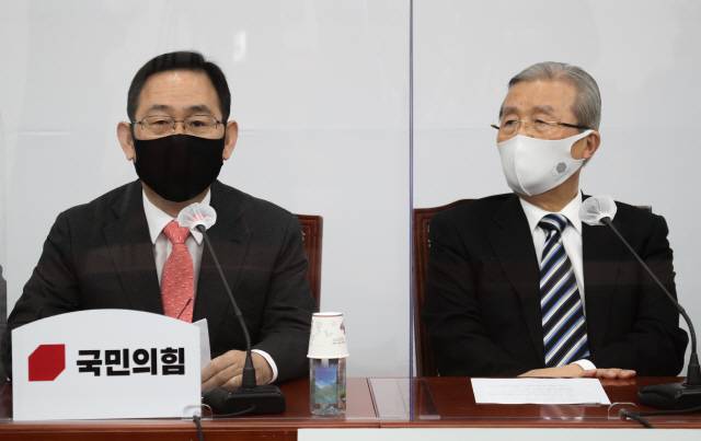 주호영(왼쪽) 원내대표가 지난 26일 오전 국회에서 열린 비상대책위원회의에서 발언하고 있다./연합뉴스