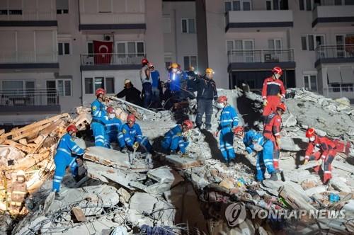 지진으로 무너진 건물에서 작업 중인 터키 구조대 [AFP=연합뉴스]