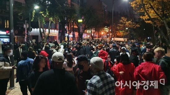 핼러윈데이를 맞은 31일 오후 11시께 서울 마포구 홍대문화공원이 각종 분장을 한 젊은이들로 붐비고 있다. /사진=이정윤 기자 leejuyoo@