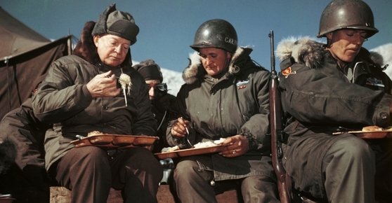 1952년 12월 한국전쟁 도중 드와이트 아이젠하워 대통령이 당선인 신분으로 서부전선 최전방 미군 부대를 방문해 장병들과 야외에서 함께 식사하고 있다. [중앙포토]