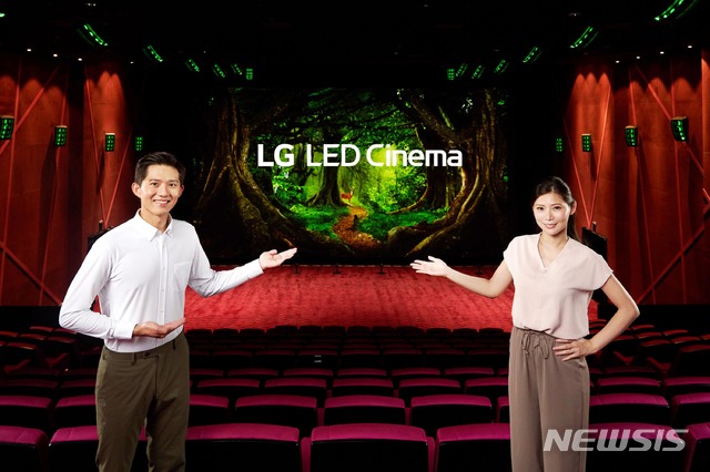 [서울=뉴시스]LG전자는 대만 영화관 체인 ‘쇼타임 시네마’에 ‘LG LED 시네마 디스플레이’를 처음으로 공급해 최상의 시네마 환경을 제공하는 LED 상영관을 조성했다고 11일 밝혔다. 모델이 'LG LED 시네마 디스플레이'를 소개하고 있다. (사진=LG전자 제공) 2020.06.11. photo@newsis.com
