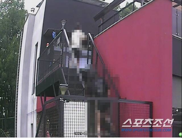 오후 6시 17분. 외부계단을 이용해 3층 강지환의 방으로 올라가는 피해자들.