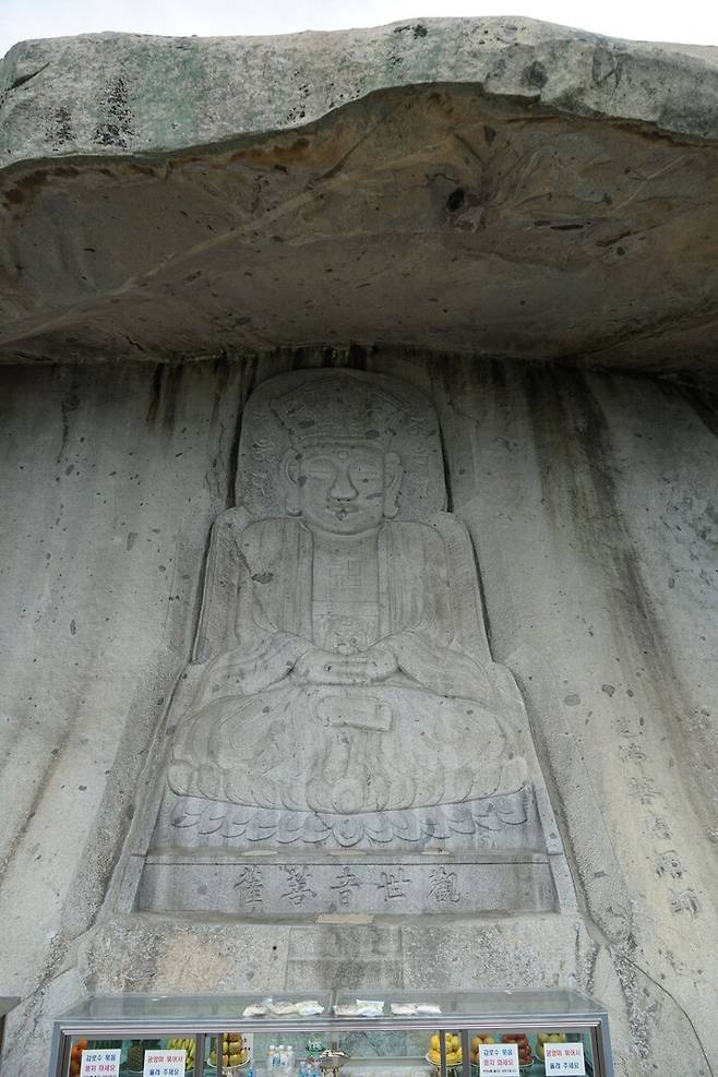 정면에서 바라본 보문사 마애관음보살좌상.