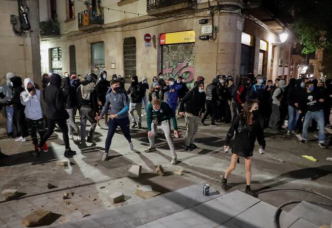스페인선 투석전 스페인 바르셀로나에서 지난달 31일(현지시간) 시민들이 코로나19 확산 방지를 위해 정부가 발표한 2차 봉쇄안을 반대하는 시위를 벌이고 있다.  바르셀로나 | 로이터연합뉴스