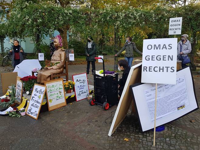 지난달 10월 23일(현지시간) 독일 수도 베를린에서 시민들이 ‘평화의 소녀상’에 대한 철거 명령에 반대하는 집회를 열고 있다. (사진=연합뉴스)