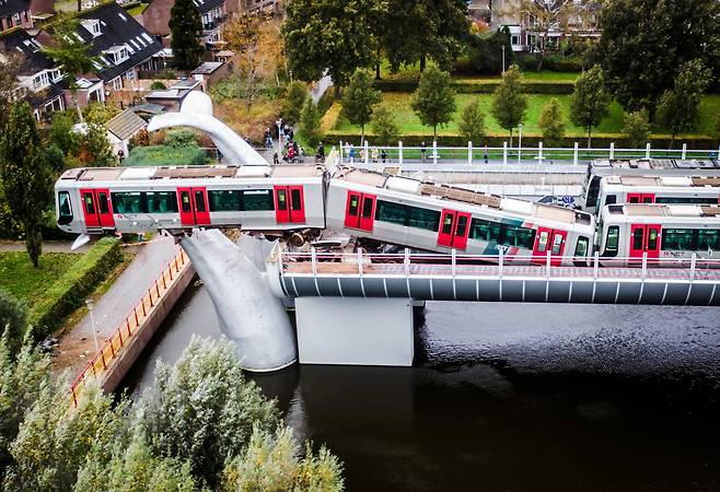 네덜란드 로테르담시 스파이크니스의 드 애커스역에서 2일(현지 시각) 탈선한 메트로열차가 '고래 꼬리' 조각품 위에 매달려있다. 사고당시 열차에는 승객은 없었고, 기관사는 스스로 탈출했다. /EPA 연합뉴스