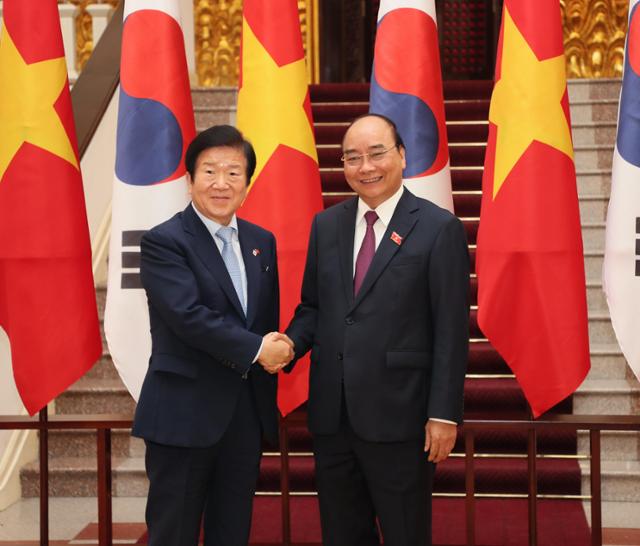 2일 베트남을 공식 방문한 박병석(왼쪽) 국회의장이 하노이에서 응우옌쑤언푹 총리를 만나 악수하고 있다. 하노이=연합뉴스