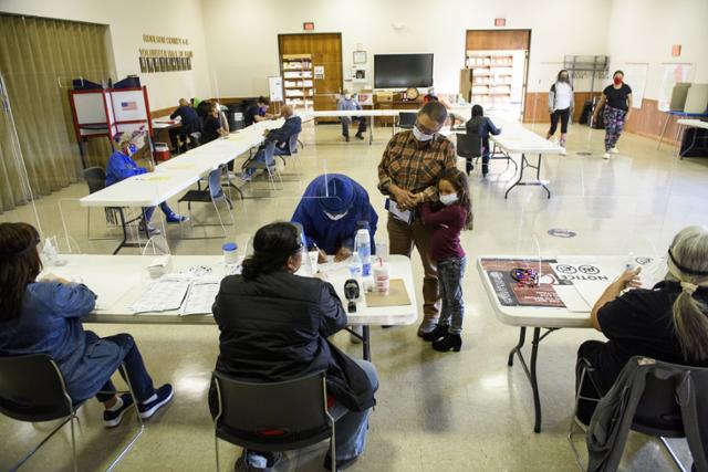 미국 대선이 실시된 3일 노스캐롤라이나주 럼버튼 한 투표소에서 시민들이 투표를 하고 있다. 럼버튼=AFP 연합뉴스