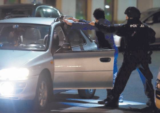 지난 2일(현지시간) 동시다발 총격 테러가 벌어진 오스트리아의 빈 도심에서 무장 경찰이 한 행인을 상대로 몸수색을 하고 있다. [AFP=연합뉴스]
