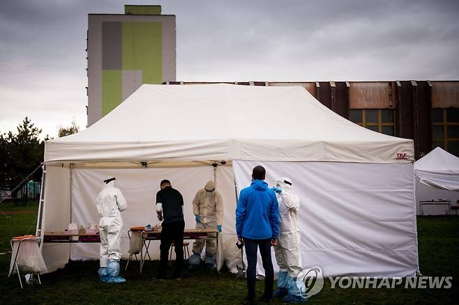 지난달 31일(현지시간) 코로나19 집단검사 받는 슬로바키아 국민들의 모습 [AFP=연합뉴스]
