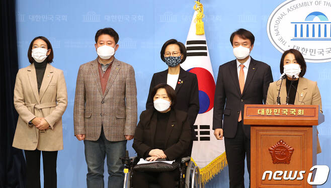 정의당의김종철 대표(오른쪽에서 두 번째)와 강은미 원내대표(가운데) 등이 5일 오전 서울 여의도 국회 소통관에서 기자회견을 열고 '낙태죄 폐지' 3대 법안을 발의했다고 밝혔다. © News1 DB