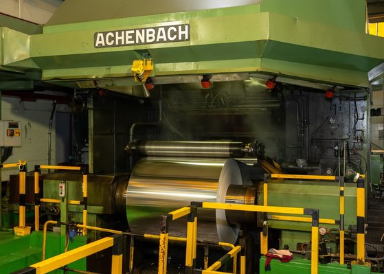 동원시스템즈에서 생산 중인 알루미늄 양극박. 알루미늄 양극박 생산에 사용되는 첨단 기계장비인 광폭 압연기는 독일의 세계적인 업체인 아켄바흐(Achenbach) 사에서 도입했다. 사진 동원시스템즈
